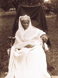 Harriet Tubman, Ganzkörperporträt, sitzend auf einem Stuhl, frontal, wahrscheinlich in ihrem Haus in Auburn, New York