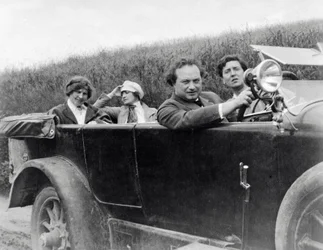 Helene Berg, Alma Mahler, Franz Werfel und Alban Berg im Auto fotografiert