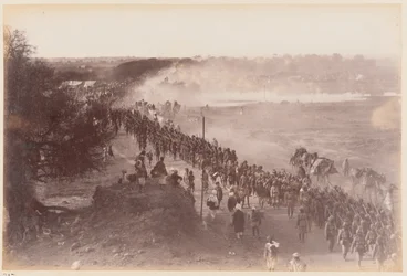 Indische Armeeinfanterie auf dem Marsch, Delhi Übungslager