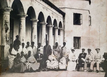 König Prempeh und Hof mit Dr. de Groot und Frau de Groot am Gold Coast Schloss