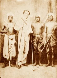 Leutnant Joseph Sherer, Assistent des Superintendenten von Cachar, mit seinen Trägern, Manipur, um 1861