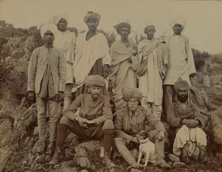 Leutnant S. Edwardes mit seinem Hund Biddy, circa 1895