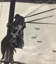 Moment vor dem Absprung, RAF-Flieger bereit zum Absprung mit Fallschirm, Fotografie aus der Illustrated London News, 29. Juni