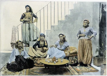 Maurische Frauen in Algier beim Teetrinken - Autochrom, spätes 19. Jahrhundert