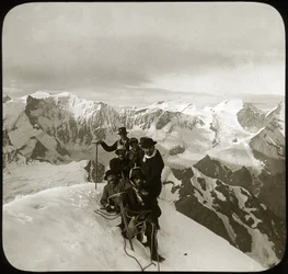 Bergsteigen Ende des 19. oder Anfang des 20. Jahrhunderts: Gruppe von Bergsteigern auf dem Gipfel des Wetterhorns (wörtlich 