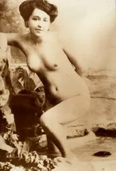 Nacktporträt einer jungen Frau, die aus einer Wanne steigt