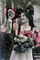 Patriotische Karte aus der Zeit des Ersten Weltkriegs: Ein Elsässer hält eine Kokarde in den Farben Frankreichs, Allegorie auf den Wunsch des Elsass, sich Frankreich anzuschließen, Postkarte aus dem 20. Jahrhundert. Sammlung Jaime Abecasis