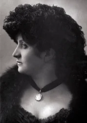 Porträt von Pauline Patry (Jeanne Cécile Pesty) (1856-?), französische Schauspielerin des späten 19. Jahrhunderts