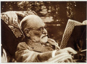 Porträt von Sigmund Freud beim Lesen - in "Vu" vom 20.07.1932