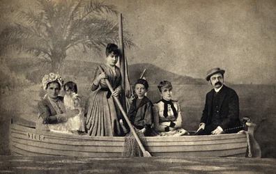 Porträt einer Familie mit einem Fotografen, inszeniert in einem Boot. Fotografie, Ende des 19. Jahrhunderts, Paris. Sammlung Selva.