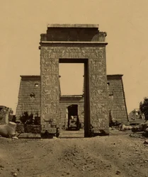 Propylon (Triumphbogen) und Pylon im Tal der Widder, Teil des Tempels von Ramses IV in Theben, 1880