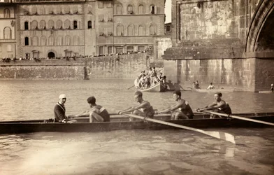 Rudern auf dem Arno, Florenz