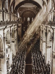 Sonnenstrahlen in der St. Pauls Kathedrale während des Gottesdienstes zum Silberjubiläum von König Georg V., London, Vereinigtes Königreich, Fotografie aus der Illustrated London News, 11. Mai