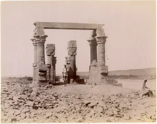 Der römische Kiosk von Qertassi (heute in Neu-Kalabsha), von Osten gesehen, Ägypten, Fotografie von Edition J P Sebach, ca. 1890