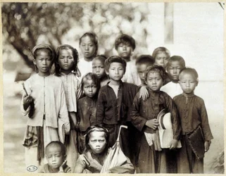Gruppe vietnamesischer Kinder, ca. 1895