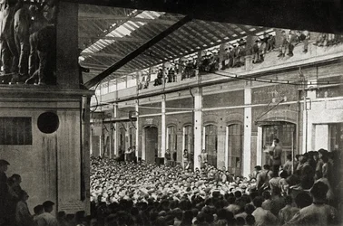 Arbeiter versammelt in einer Fabrik in Turin während des Biennio Rosso 1920, Geschichte der Arbeiterbewegung