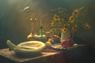 Stimmungsvolle Blumen und Früchte