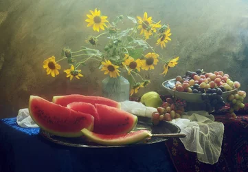 Sonnenblumen und Sommerfrüchte