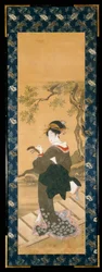 Ganzkörperporträt einer Frau, die ihr Shamisen auf einer Veranda stimmt