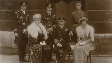 H.R.H. Der Herzog von York, H.R.H. Der Prinz von Wales, H.R.H. Prinz Henry, H.M. Die Königin, H.M. Der König