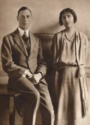 Lady Elizabeth Bowes Lyon und der Herzog von York bei der Bekanntgabe ihrer Verlobung, 1923