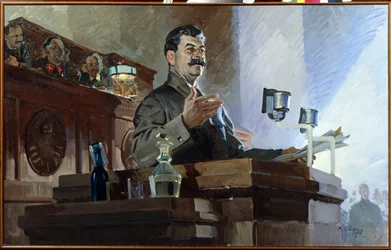 Joseph Stalin definiert die sowjetische Verfassung neu beim 8. außerordentlichen Kongress der Sowjets am 5. Dezember 1936. Wjatscheslaw Molotow ist im Hintergrund zu sehen