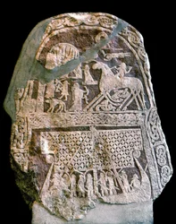 Runenstein mit Darstellung von Wotan (Odin) auf seinem achtbeinigen Pferd Sleipnir, der ein Wikingerschiff besteigt
