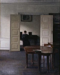 Innenraum mit Ida am Klavier