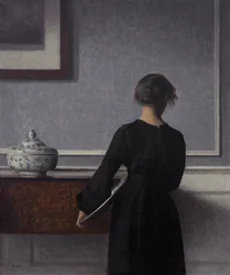 Interieur mit junger Frau von hinten
