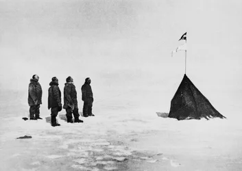 Roald Amundsen, Helmer Hanssen, Sverre Hassel und Oscar Wisting vor dem am Südpol errichteten Zelt, 16. Dezember