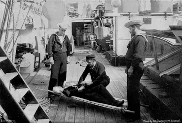 Ambulanzübung an Bord des Kreuzers HMS Tartar, 1896