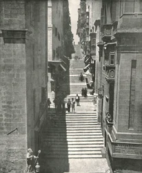 Eine steile Straße in Valletta, Malta, 1895