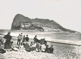 Blick auf den Felsen vom Meer aus, Gibraltar, 1895