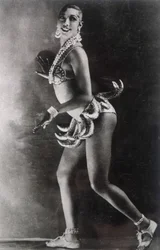 Josephine Baker, gekleidet mit einem Bananengürtel. Fotografie von Lucien Walery (1863-1935)