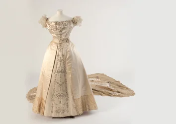 Cremefarbiges, seidenbesticktes Hofkleid und Zug