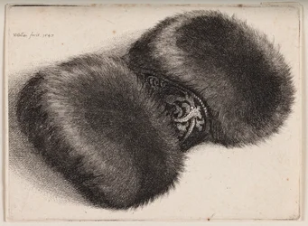 Pelzmuff mit einem brokatbezogenen Band
