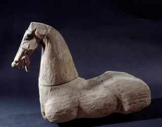 Chinesische Kunst: Holzpferd. Skulptur aus der Han-Zeit. Paris, Musée Cernuschi
