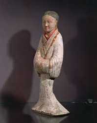 Frau in stehender Position (Terrakotta)