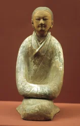 Frau, die auf ihren Fersen sitzt, 206 v. Chr.-8 n. Chr.