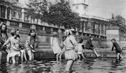 Kinder planschen in den Brunnen am Trafalgar Square, London, 1926-1927