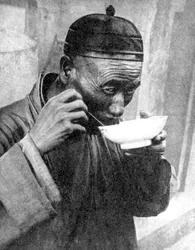 Ein Mann beim Essen, Mukden Shenyang, China, 1936