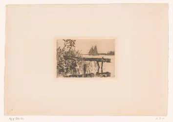 Steg am Ufer, dahinter zwei Segelboote