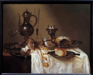 Stillleben mit Nautilus. Tisch bedeckt mit Silberwaren, einem Brot, einem Weinglas, einer Pastete und einer geschälten Zitrone. Gemälde von Willem Heda (1594-1670) 1642 Saint-Étienne, Museum der Schönen Künste
