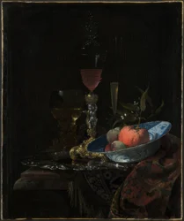 Weinglas und eine Schale mit Obst