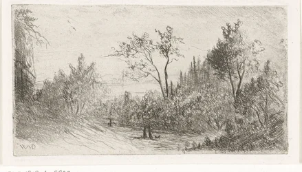 Hügellandschaft mit Spaziergängern und Hund am Waldrand