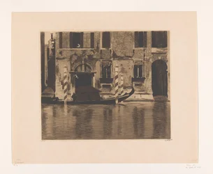 Angedockte Gondel mit Aufbau in einem Kanal in Venedig