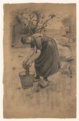 Frau wäscht Wäsche in einem Eimer vor einem Bauernhof