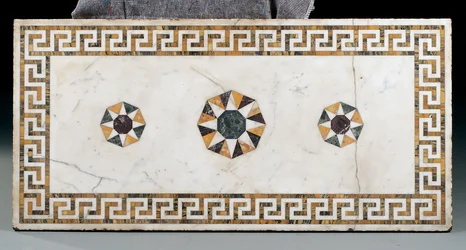 Eines von einem Paar George II Beistelltische (Marmor, Verde Antico, Lapislazuli & Serpentin)