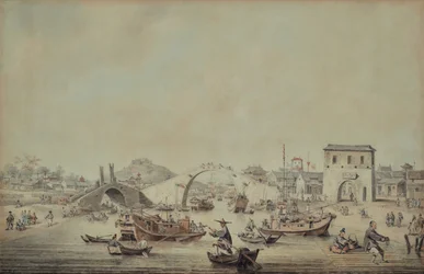 Chinesische Lastkähne der Botschaft, die sich darauf vorbereiten, unter einer Brücke hindurchzufahren