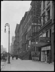 Bowlingbahn-Schild in der 248 W. 14th Street, New York City, 2. Mai 1916